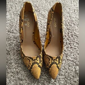 Snake skin heels - yellow - size 8